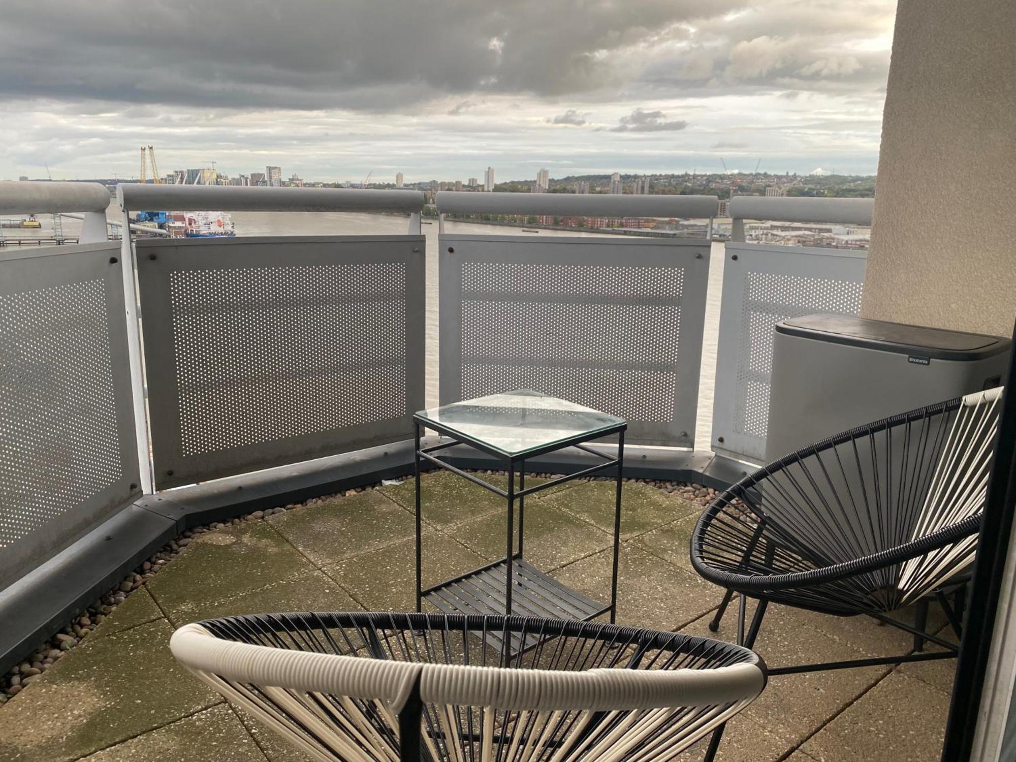 Riverside Apartment-2 Bed-freep-balcony * Londres
